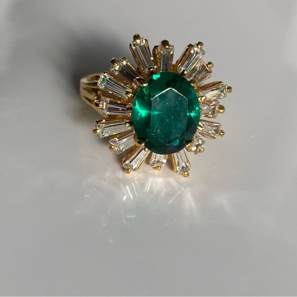 GOLD tone emerald green and clear crystal ring - Picture 10 of 11